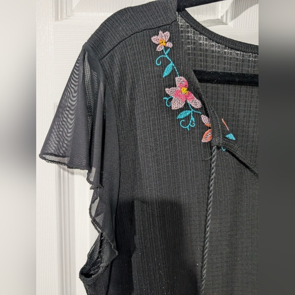 Torrid Fabric Mix Textured Jersey Embroidered Neckline Mesh Flutter Sleeve Top 2 - Picture 4 of 12